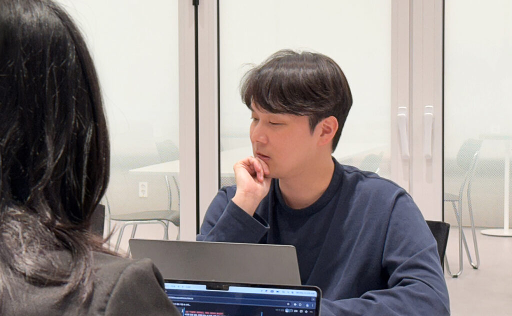 인터뷰중인 세이지 홍영석 대표. 세이지 세이프티, 세이지 빔스, 세이지 비전