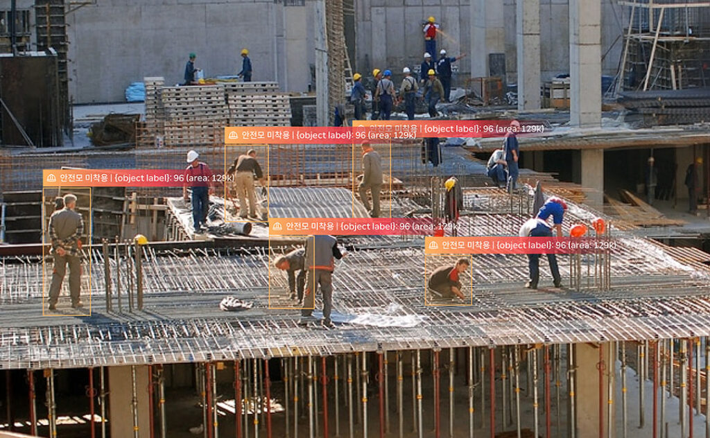 AI 모니터링 시스템이 건설 현장 여러 작업자의 안전모 착용 여부를 동시에 실시간 감지하는 화면
