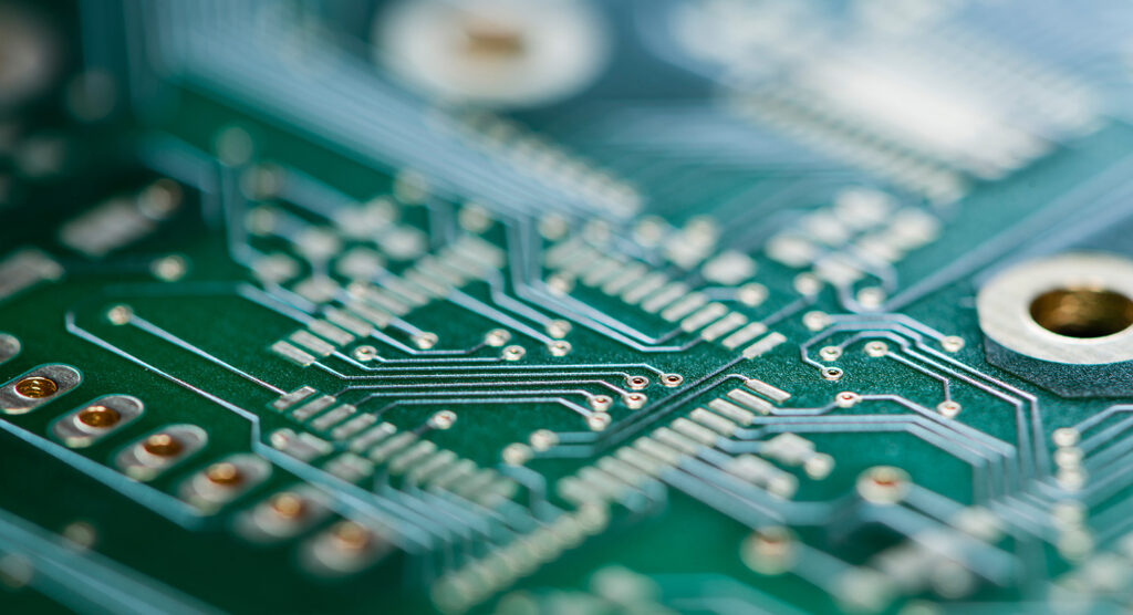 미세 회로가 촘촘한 PCB 기판 클로즈업