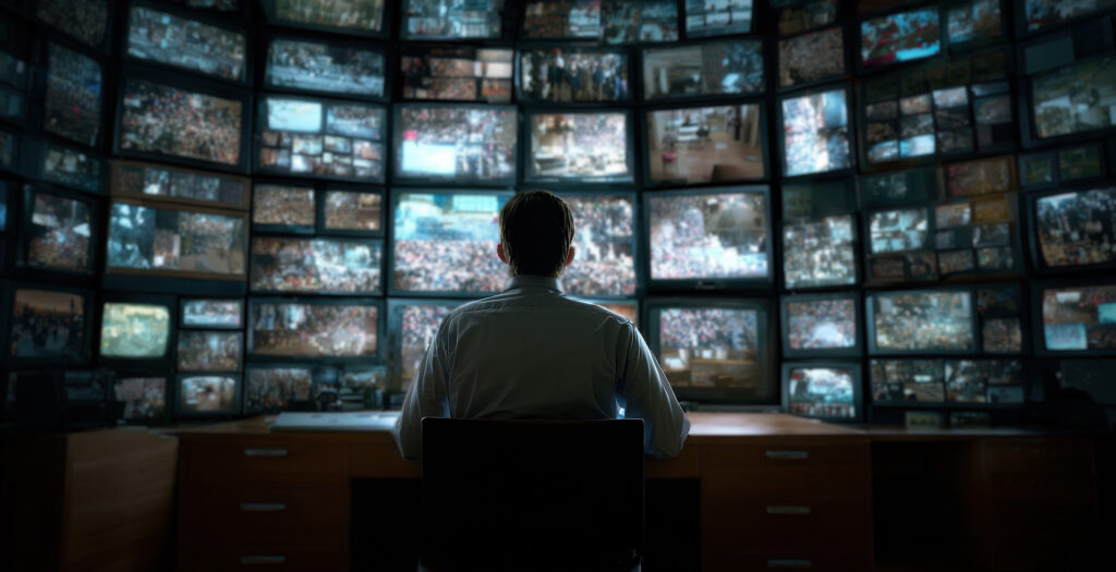 AI 기반 통합 관제 시스템이 구축된 산업현장 관제센터에서 한 화면으로 다수의 CCTV를 실시간 모니터링하는 모습