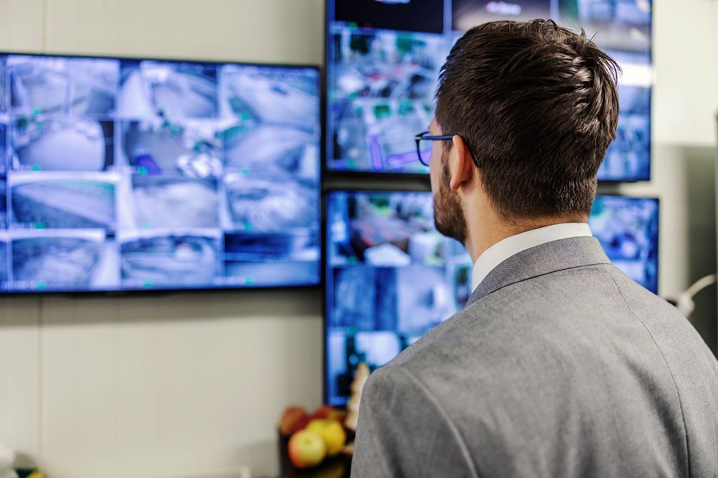 공장 곳곳의 카메라 영상이 띄워진 CCTV 관제센터 화면을 담당자가 확인하는 모습